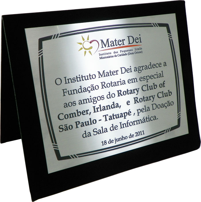 Placa de homenagem em agradecimento aos amigos do Rotary Club pela doação de sala de informática.