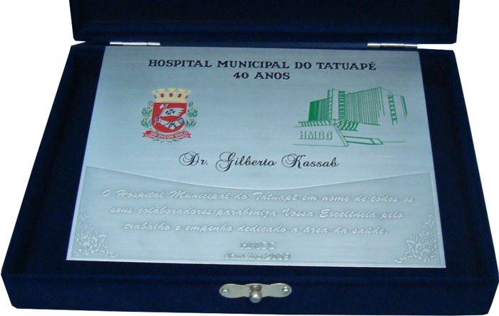 Placa de homenagem entregue ao prefeito de São Paulo no aniversário de 40 anos de um hospital pelo trabalho e empenho dedicado à área de saúde.