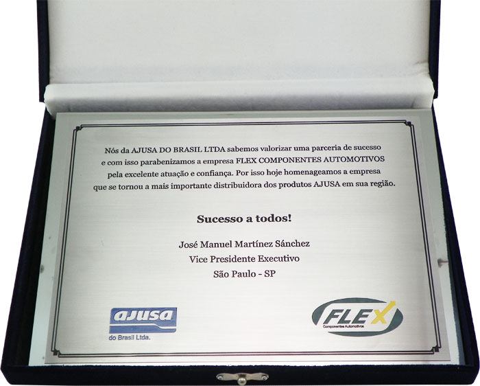 Placa de homenagem empresarial firmando parceria de sucesso entre fabricante e distribuidor.