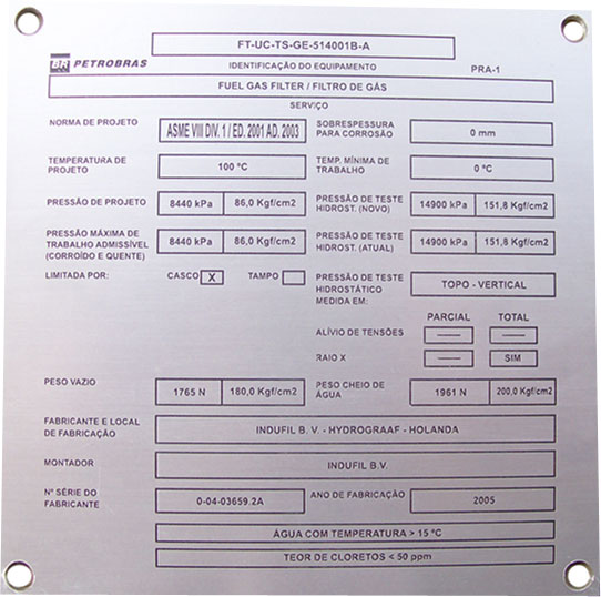 Placa de identificação de equipamento com dados técnicos e informações do fabricante e montador.