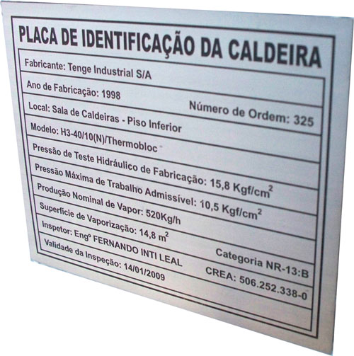 Placa de identificação de caldeira com dados técnicos e informações do equipamento.