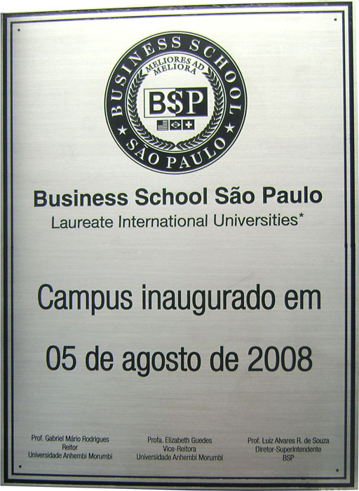Placa de inauguração do Campus da universidade Business School São Paulo.