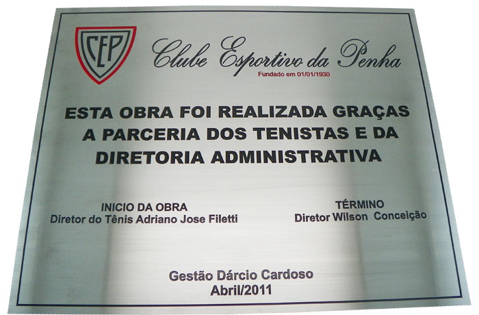 Placa de inauguração da quadra de tênis do Clube Esportivo da Penha com colaboração dos tenistas e diretoria administrativa.