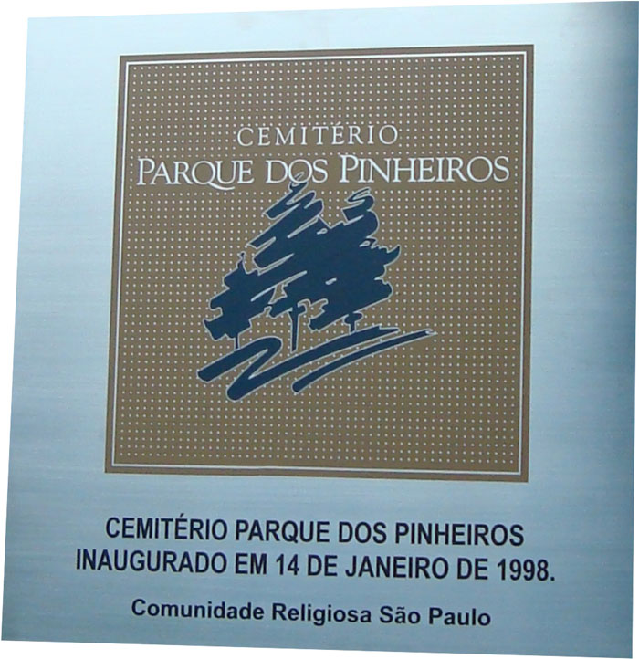 Placa de inauguração do cemitério Parque dos Pinheiros na cidade de São Paulo.