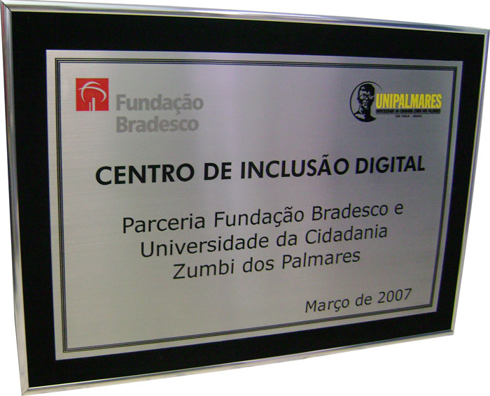 Placa de inauguração de centro de inclusão digital feito com parceria entre Fundação Bradesco e Universidade da Cidadania Zumbi dos Palmares.