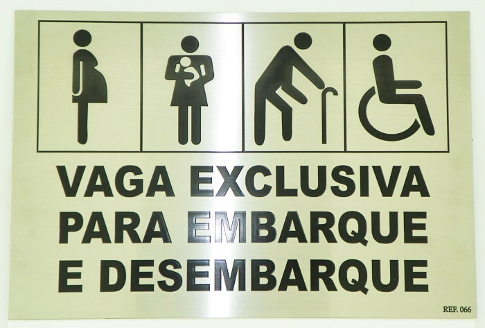 Placa de sinalização indicativa de vaga exclusiva para embarque e desembarque de pessoas com deficiência física, gestantes, pessoas com crianças de colo e idosos.
