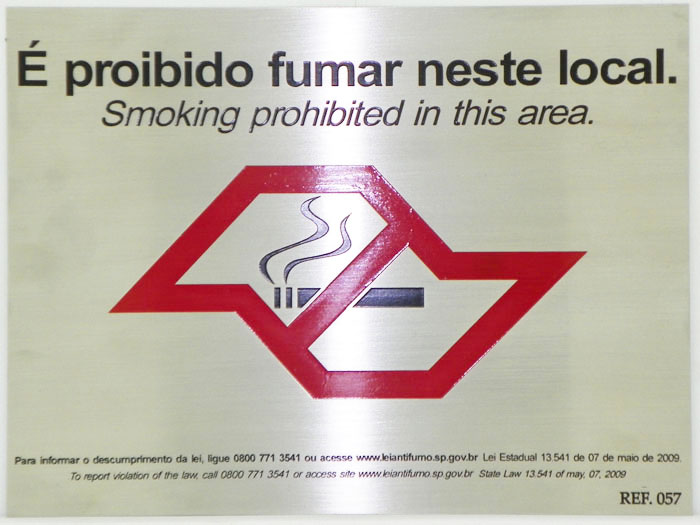 Placa de sinalização com aviso de proibido fumar da lei anti-fumo.