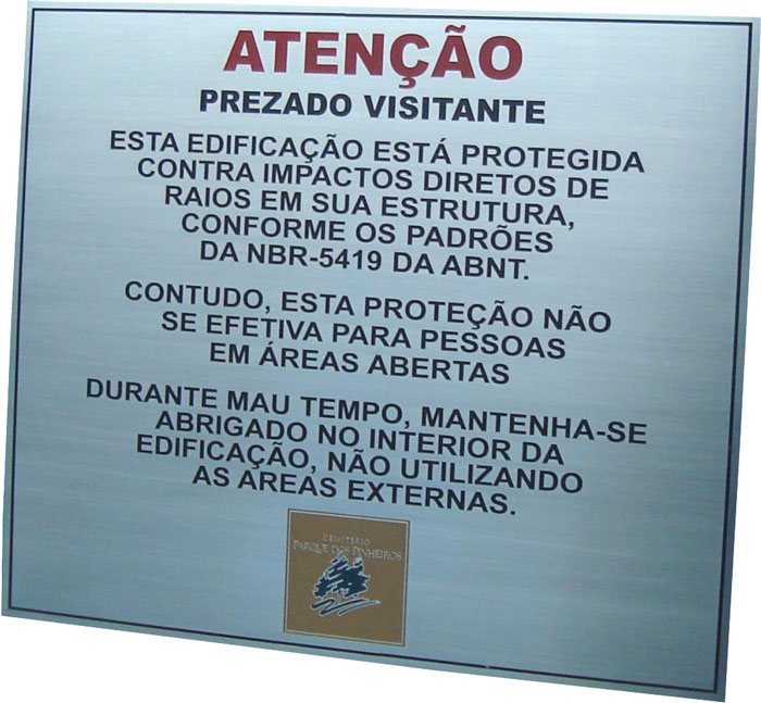Placa de sinalização com aviso ao visitante de edificação protegida contra impacto de raios.