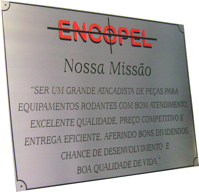 Placa de sinalização para recepção com mensagem sobre a missão da empresa.
