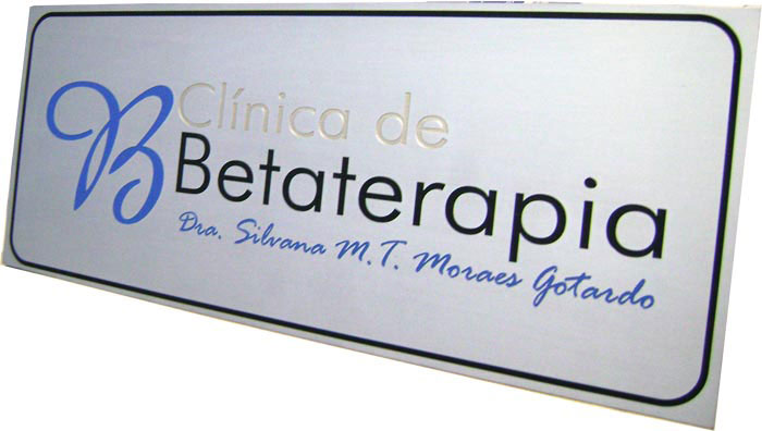 Placa de sinalização de clínica de Betaterapia com logotipo e nome da doutora.