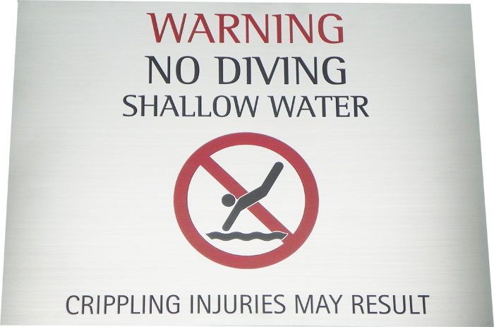 Placa de sinalização com aviso para não mergulhar na água, placa em inglês.