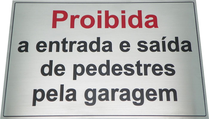 Placa de sinalização com aviso de proibida a entrada e saída de pedestres pela garagem.