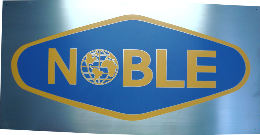 Placa de sinalização para recepção com logotipo da empresa.