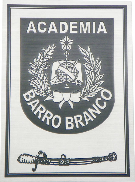 Placa de sinalização de porta da Academia de Polícia Militar do Barro Branco.