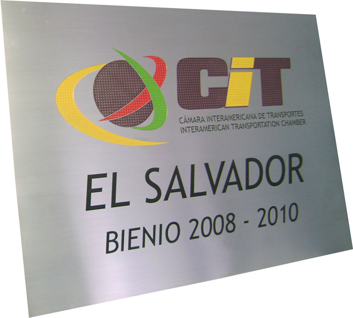 Placa de sinalização com logotipo da empresa para fixação em parede da recepção.