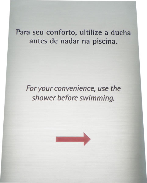Placa de sinalização com aviso para utilizar a ducha antes de nadar na piscina