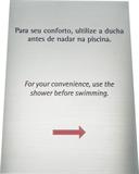 Placa de sinalização com aviso para utilizar a ducha antes de nadar na piscina