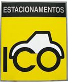 Placa de sinalização com logotipo da empresa de estacionamentos com pintura no fundo da placa.