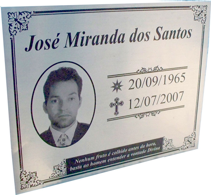 Placa para jazigo com gravação em baixo relevo de foto, data e mensagem.