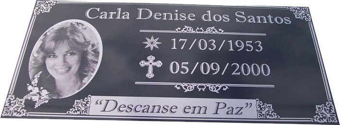 Placa para jazigo com gravação em alto relevo e fundo pintado de preto, com foto reticulada, mensagem e datas.